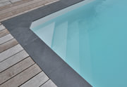 Modèle d'escalier de piscine, en béton armé et parpaing