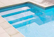 Modèle d'escalier de piscine, en béton armé et parpaing